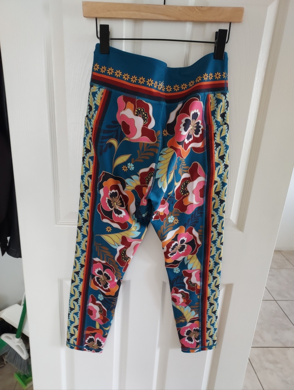 Johnny Was Active Teal Floral Border-Print Leggings With Pockets - Picture 4 of 5